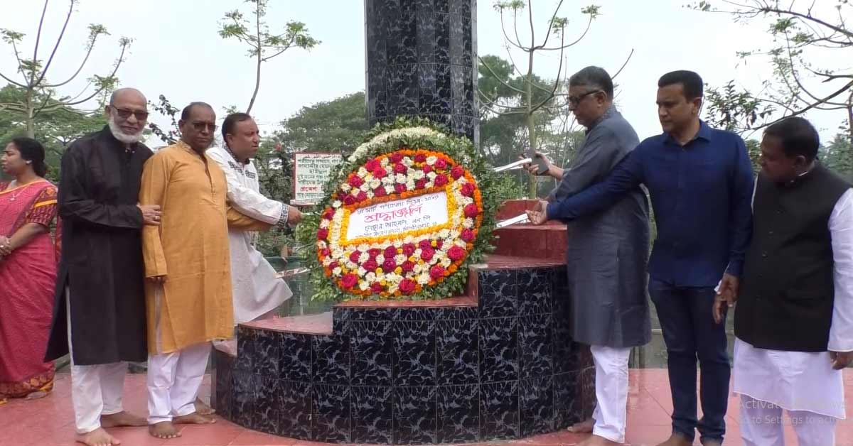 গণহত্যা দিবসে মৌলভীবাজারে  পুস্তপস্তবক অর্পণ। ছবি- আই নিউজ