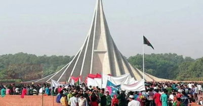 স্মৃতিসৌধে শহীদদের শ্রদ্ধা জানাতে মানুষের ঢল 