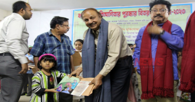 দনিয়া পাঠাগার আয়োজিত বর্ণ অঙ্কন প্রতিযোগিতার পুরস্কার বিতরণ 