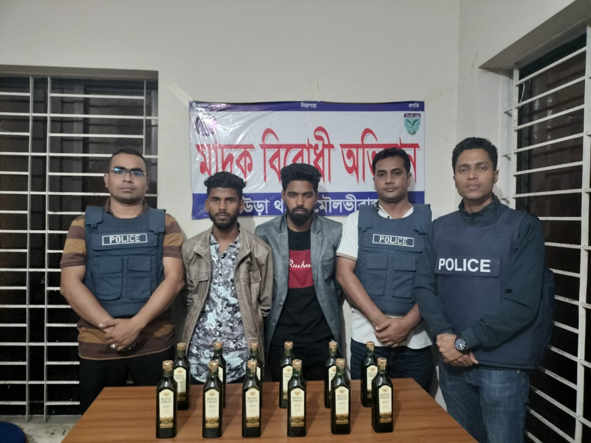 ১২ বোতল বিদেশি মদসহ আটক দুই যুবক। ছবি- আই নিউজ ১২ বোতল বিদেশি মদসহ আটক দুই যুবক। ছবি- আই নিউজ