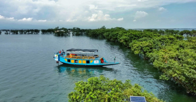 Uncontrolled houseboats at Tanguar Haor!