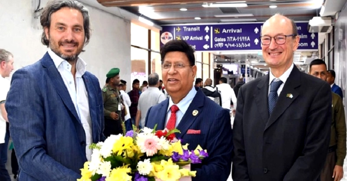 বিমানবন্দরে সান্তিয়াগোগে স্বাগত জানান ড. আব্দুল মোমেন। ছবি- সংগৃহীত বিমানবন্দরে সান্তিয়াগোগে স্বাগত জানান ড. আব্দুল মোমেন। ছবি- সংগৃহীত