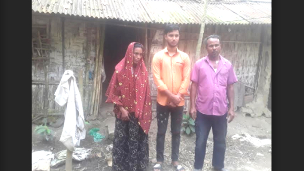 বাবা-মায়ের সাথে জীর্ণ ঘরের সামনে মেধাবী দেলোয়ার হোসাইন। ছবি- আই নিউজ বাবা-মায়ের সাথে জীর্ণ ঘরের সামনে মেধাবী দেলোয়ার হোসাইন। ছবি- আই নিউজ