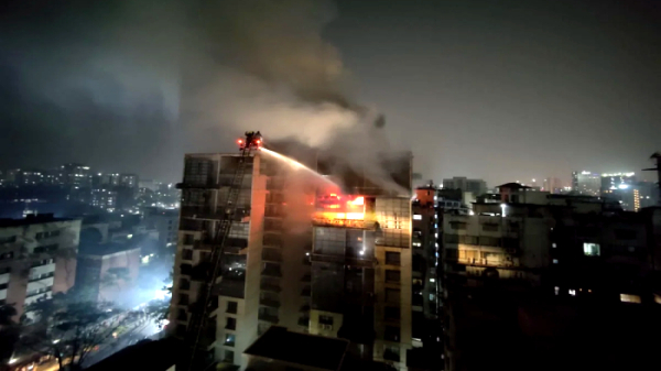 অগ্নিকাণ্ডের শিকার ভবনটিতে পানি দিয়ে আগুন নেভানোর চেষ্টা। ছবি- প্রথম আলো অগ্নিকাণ্ডের শিকার ভবনটিতে পানি দিয়ে আগুন নেভানোর চেষ্টা। ছবি- প্রথম আলো