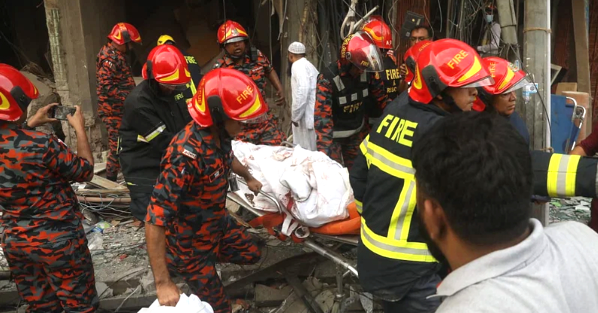 দুর্ঘটনাস্থলে হতাহতদের উদ্ধার করছেন ফায়ার সার্ভিস সদস্যরা। ছবি- সংগৃহীত দুর্ঘটনাস্থলে হতাহতদের উদ্ধার করছেন ফায়ার সার্ভিস সদস্যরা। ছবি- সংগৃহীত