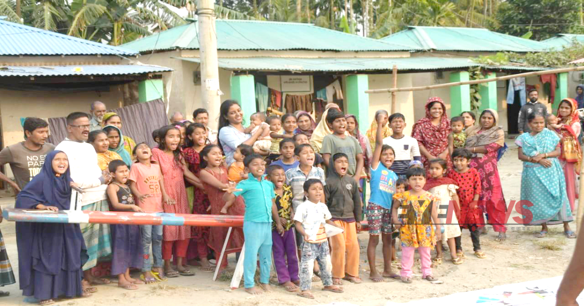 আলতা গ্রামের আশ্রয়ণ প্রকল্পে শিশুদের সঙ্গে নির্বাহী উপজেলা অফিসার ফাতিমা আজরিন তন্বী। ছবি- আই নিউজ