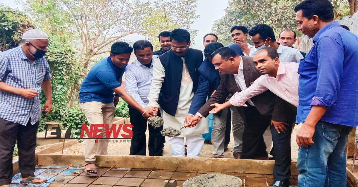 নির্মাণ কাজের উদ্বোধন করেন তাহিরপুর উপজেলা পরিষদ চেয়ারম্যান করুণা সিন্ধু চৌধুরী বাবুল। ছবি- আই নিউজ নির্মাণ কাজের উদ্বোধন করেন তাহিরপুর উপজেলা পরিষদ চেয়ারম্যান করুণা সিন্ধু চৌধুরী বাবুল। ছবি- আই নিউজ