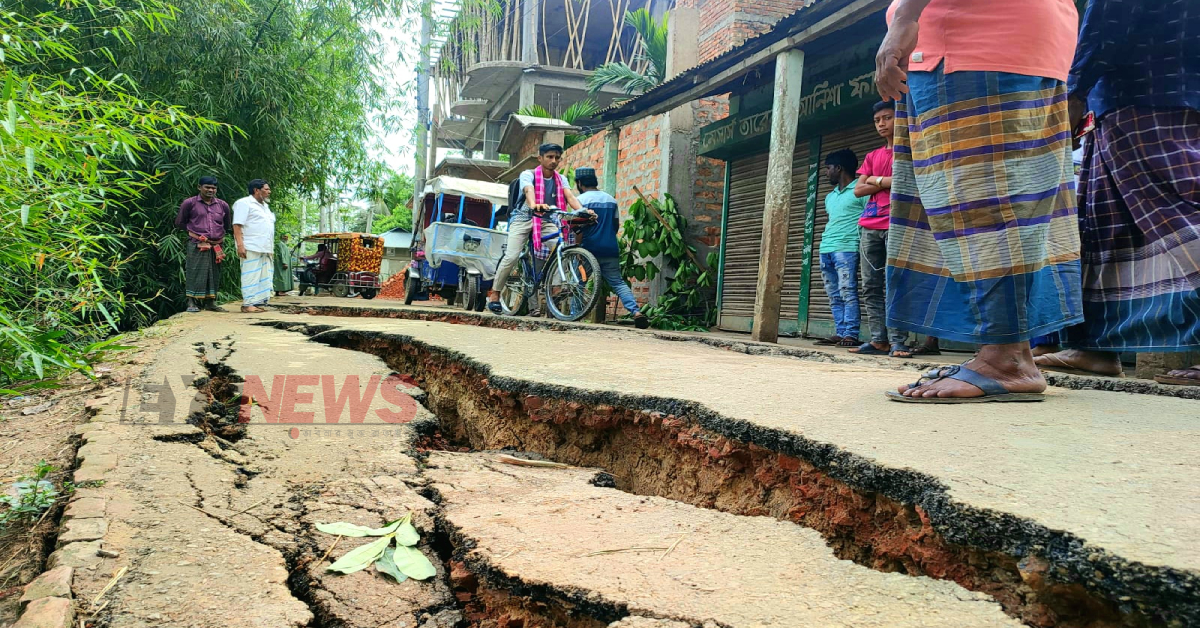 দীতে পুরো সড়কটি বিলীন হওয়ার শঙ্কা দেখা দিয়েছে। ছবি- আই নিউজ