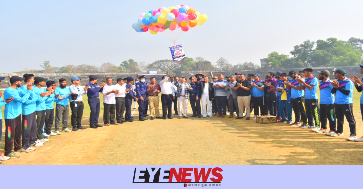 শান্তির প্রতীক পায়রা ও বেলুন উড়িয়ে টুর্ণামেন্ট উদ্বোধন করেন অতিথিরা। ছবি- আই নিউজ শান্তির প্রতীক পায়রা ও বেলুন উড়িয়ে টুর্ণামেন্ট উদ্বোধন করেন অতিথিরা। ছবি- আই নিউজ