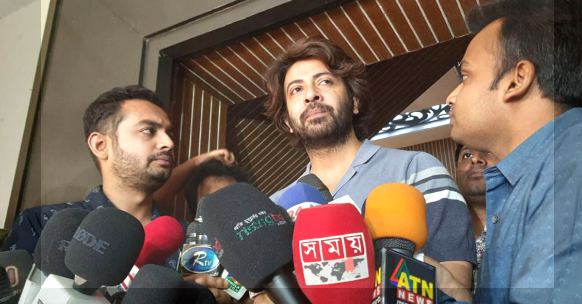 সাংবাদিকদের সঙ্গে ঢাকাই সিনেমার নায়ক শাকিব খান। সাংবাদিকদের সঙ্গে ঢাকাই সিনেমার নায়ক শাকিব খান।