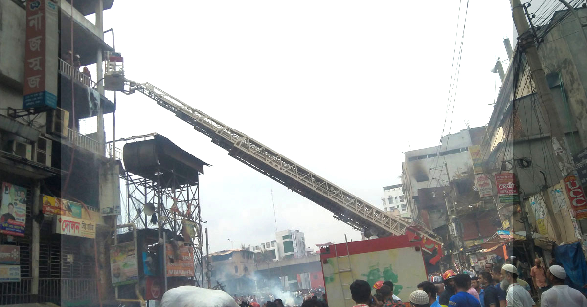 এনেক্সকো টাওয়ারের ৫ম ও উপরের তলায় পানি ছেটানো অব্যাহত রেখেছে ফায়ার সার্ভিস