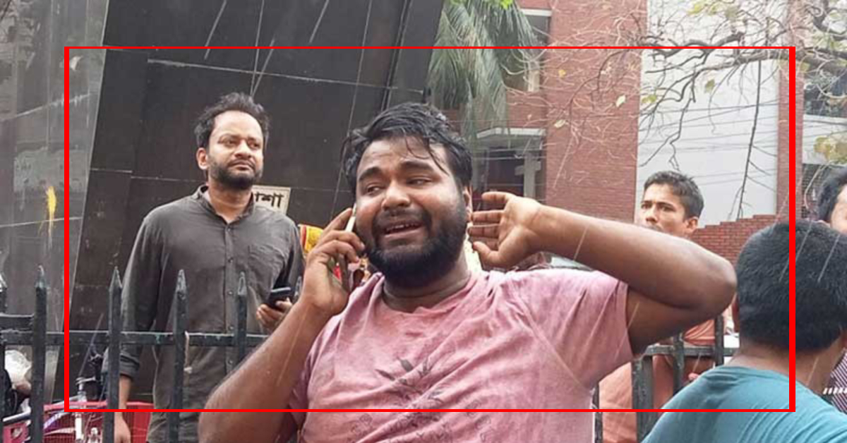 বঙ্গবাজারে অগ্নিকাণ্ডের ঘটনায় দোকান পুড়ে যাওয়ায় কান্নায় ভেঙে পড়েন এক দোকানি।