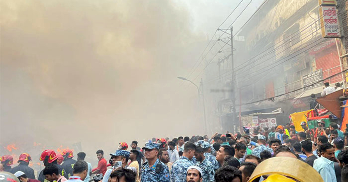 বঙ্গবাজারে স্মরণকালের ভয়াবহ আগুন। ছবি- সংগৃহীত