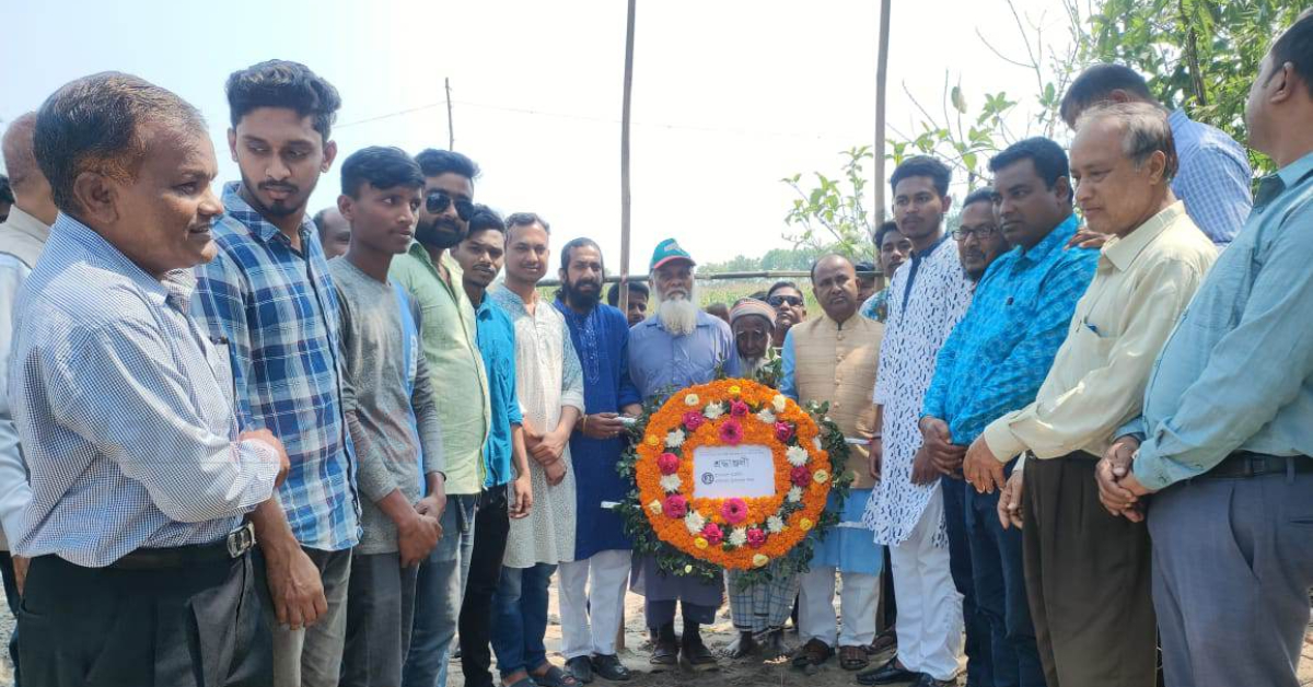 বধ্যভূমি না থাকায় বাঁশের বেড়ায় ফুল দিয়ে শহীদদের শ্রদ্ধা। ছবি- আই নিউজ