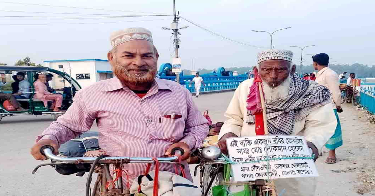 সাইকেলে চড়ে দেশ ভ্রমণে বের হওয়া দুই বৃদ্ধ। ছবি- আই নিউজ