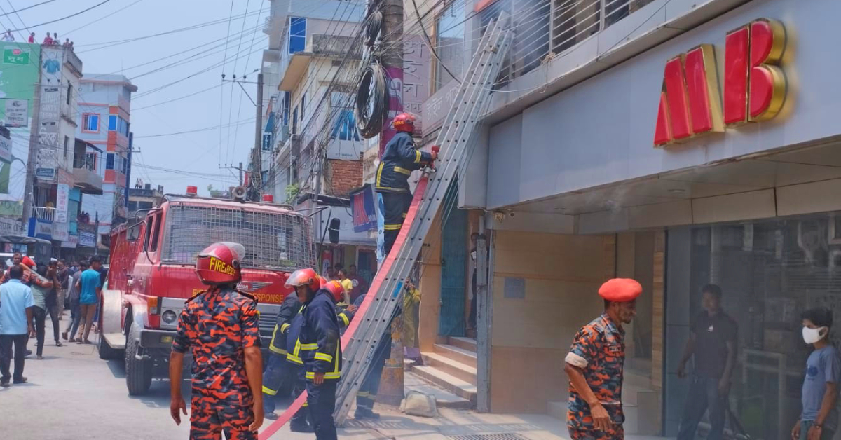 এমবি ক্লথ ষ্টোরে ফায়ার সার্ভিসের মহড়ার দৃশ্য। ছবি- আই নিউজ