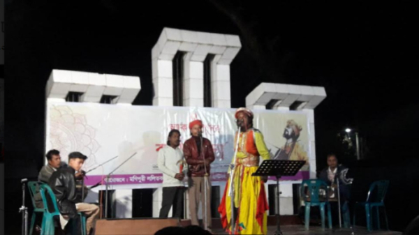 লোকজ গানের আসরে গান পরিবেশন করছেন এক লোক গানের শিল্পী। ছবি- আই নিউজ লোকজ গানের আসরে গান পরিবেশন করছেন এক লোক গানের শিল্পী। ছবি- আই নিউজ