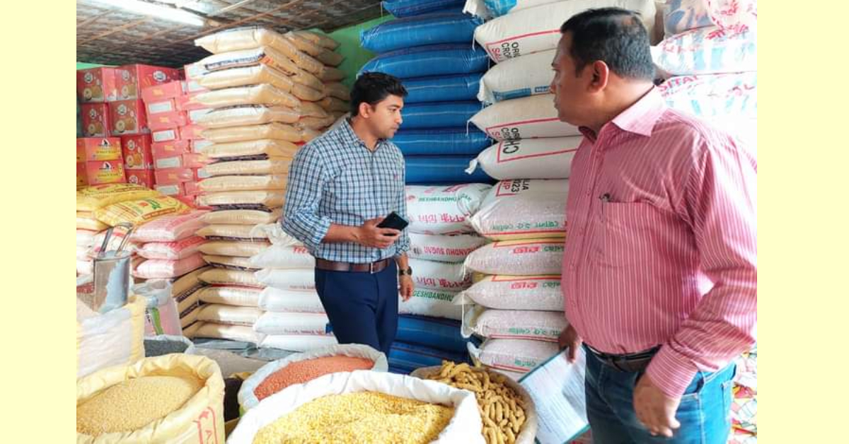 একটি দোকানের ভেতরে নিত্যপণ্য তদারকি করছেন ইউএনও। ছবি- আই নিউজ