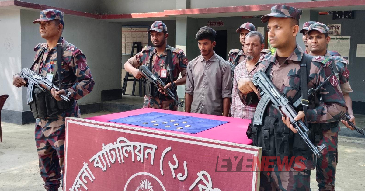 স্বর্ণের বারসহ বিজিবির কাছে আটক পাচারকারী। ছবি- আই নিউজ স্বর্ণের বারসহ বিজিবির কাছে আটক পাচারকারী। ছবি- আই নিউজ