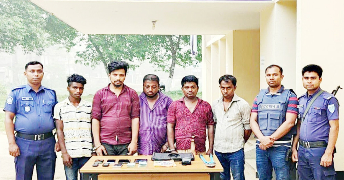 চুরির সাথে জড়িত আটক আসামীরা। চুরির সাথে জড়িত আটক আসামীরা।