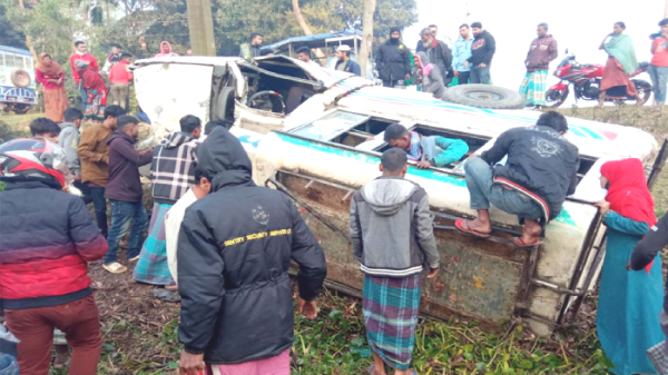 ঘটনায় ম্যাক্সিটির সামনের অংশ দুমড়ে মুচড়ে গেছে। ছবি- সংগৃহীত