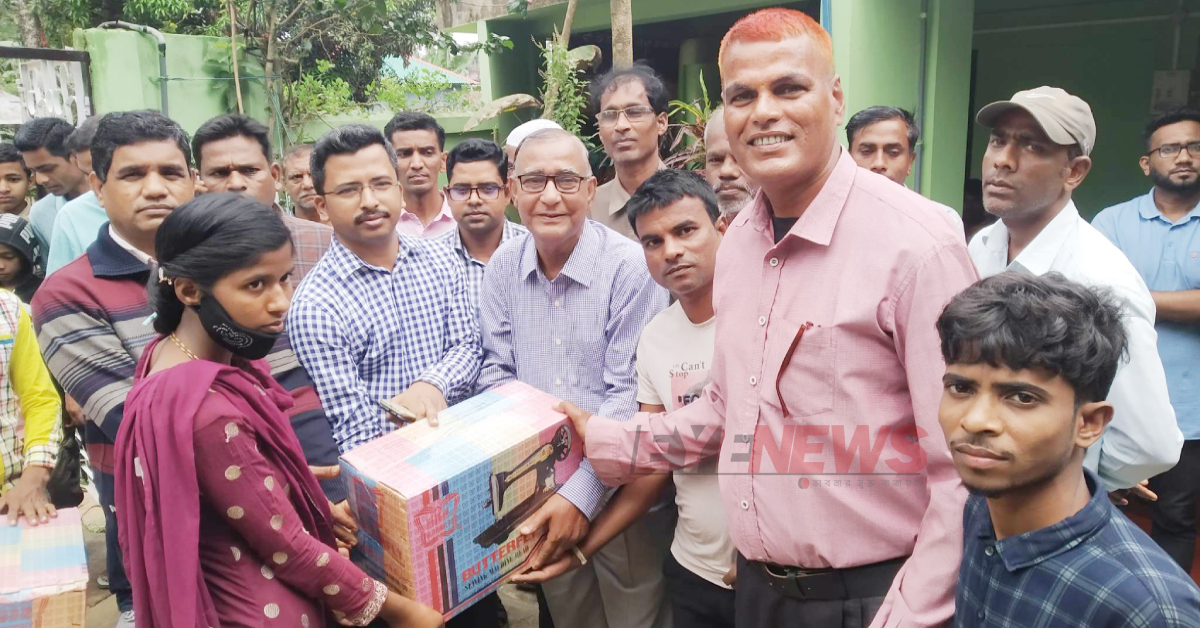 একজন নারীর হাতে সেলাই মেশিন তুলে দিচ্ছেন অতিথিরা। ছবি- আই নিউজ