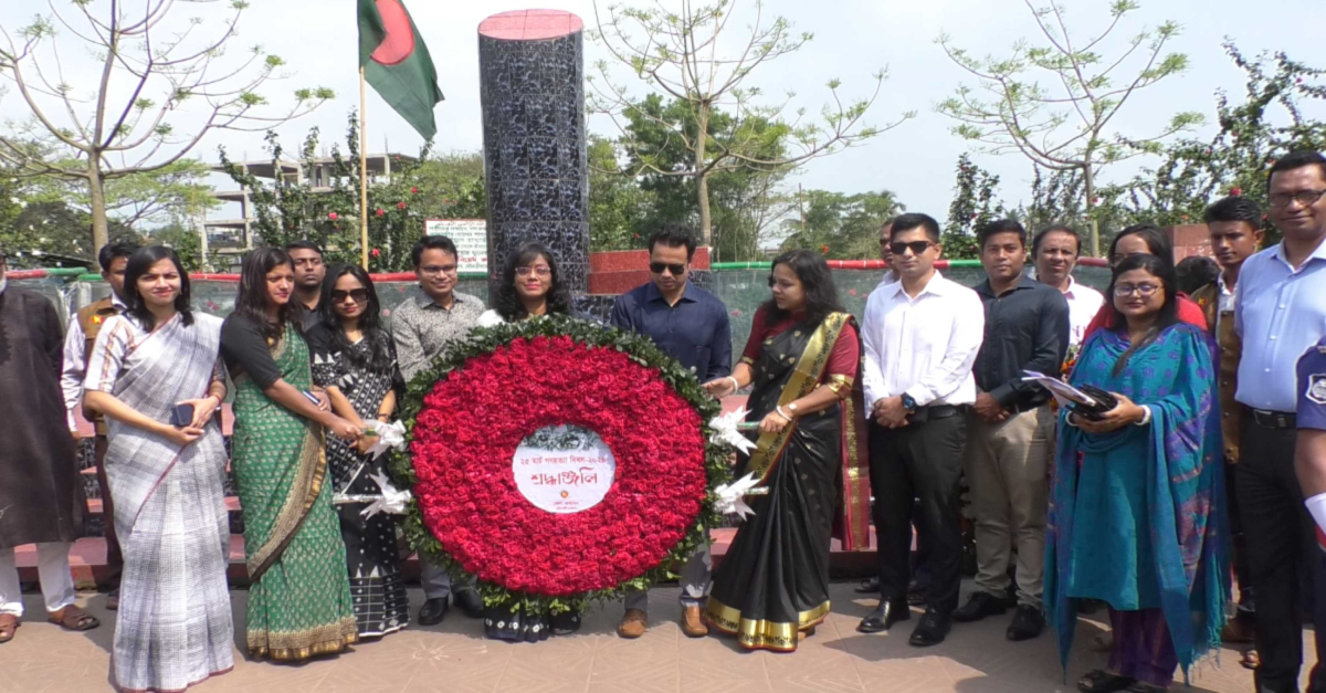 জেলা প্রশাসনের আয়োজনে শাহমোস্তফা রোডে গণকবরে পুস্পস্তবক অর্পণ
