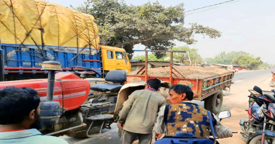 অবৈধভাবে বালু উত্তোলনের সময় বালুভর্তি ট্রাক্টর আটক