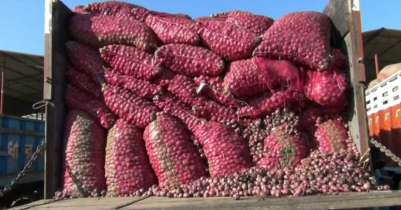 ভারত থেকে শুক্রবারে আসতে পারে ১ হাজার ৬৫০ টন পেঁয়াজ 