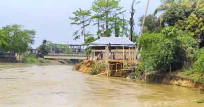 জুড়ীতে পাহাড়ি ঢলে নদীগর্ভে ঘরবাড়ি; ধ্বং*সের মুখে চলাচলের রাস্তা জুড়ীতে পাহাড়ি ঢলে নদীগর্ভে ঘরবাড়ি; ধ্বং*সের মুখে চলাচলের রাস্তা
