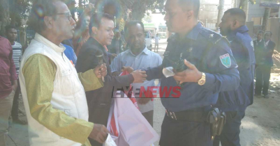 পুলিশি বাধায় মৌলভীবাজারে বামজোটের অবস্থান কর্মসূচি পণ্ড পুলিশি বাধায় মৌলভীবাজারে বামজোটের অবস্থান কর্মসূচি পণ্ড