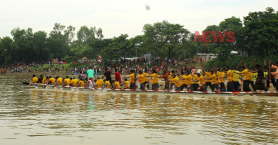 মৌলভীবাজারে জমজমাট নৌকাবাইচ, হাজারো মানুষের ঢল 