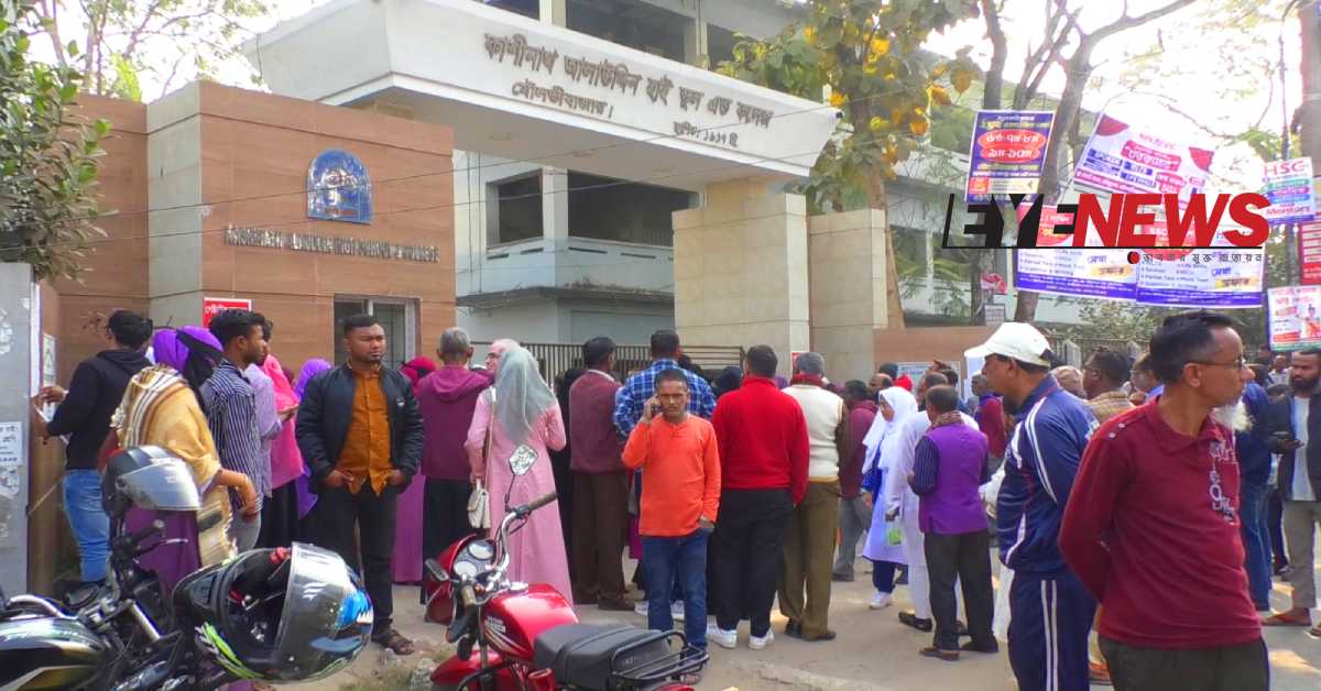 এসএসসি পরীক্ষার্থীদের নিয়ে আসা অভিভাবকদের বিদ্যালয়ের বাইরে ভিড়। ছবি- আই নিউজ এসএসসি পরীক্ষার্থীদের নিয়ে আসা অভিভাবকদের বিদ্যালয়ের বাইরে ভিড়। ছবি- আই নিউজ