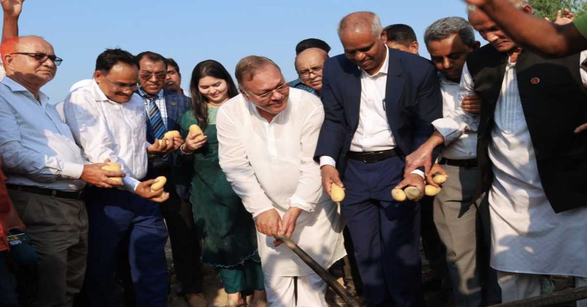 সানশাইন জাতের আলুর মাঠ পরিদর্শনে কৃষিমন্ত্রী ও তাঁর সঙ্গীরা। ছবি- আই নিউজ