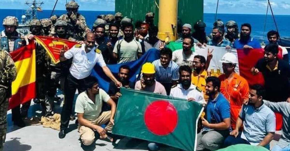 জিম্মি দশা থেকে মুক্তির পর বাংলাদেশি জাহাজের নাবিক-ক্রুদের উল্লাস। জিম্মি দশা থেকে মুক্তির পর বাংলাদেশি জাহাজের নাবিক-ক্রুদের উল্লাস।