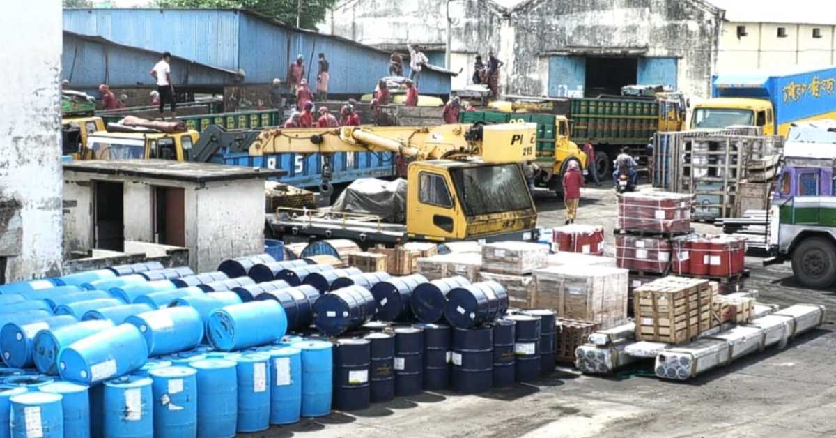 ৫ দিন পণ্য খালাস বন্ধ থাকায় এতে সরকারের প্রায় দেড় শ` কোটি টাকা রাজস্ব আয় পিছিয়েছে। ছবি- আই নিউজ ৫ দিন পণ্য খালাস বন্ধ থাকায় এতে সরকারের প্রায় দেড় শ` কোটি টাকা রাজস্ব আয় পিছিয়েছে। ছবি- আই নিউজ
