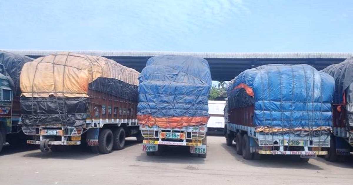 দ্রুত খালাস না হলে এসব আলু খাওয়ার অযোগ্য হবার আ`শ`ঙ্কা রয়েছে। ছবি- আই নিউজ