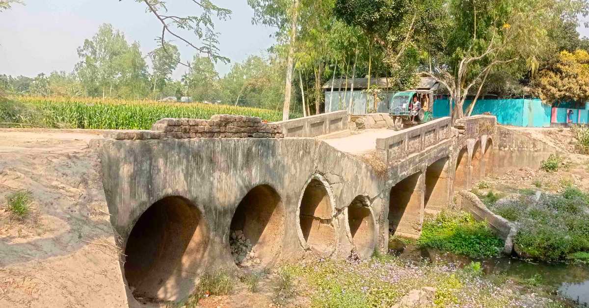 কালভার্টটির দুই পাশ ধ্বসে গেছে। ছবি- আই নিউজ