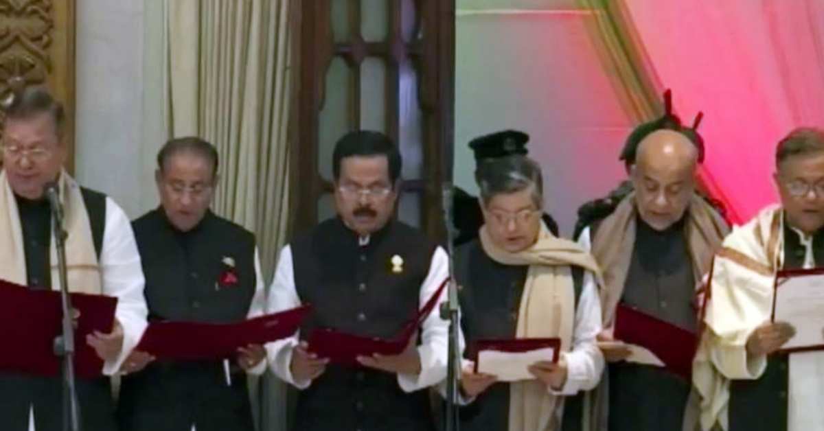 রাষ্ট্রপতি মোহাম্মদ সাহাবুদ্দিন বঙ্গভবনের দরবার হলে শপথ বাক্য পাঠ করান।