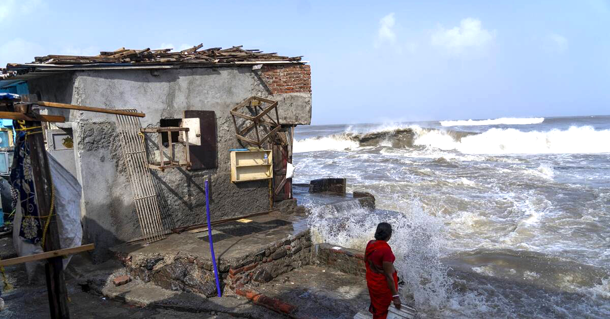 ভারতের দক্ষিণাঞ্চলীয় এলাকাগুলোতে ঘূর্ণিঝড়ে ওঠা প্রবল ঢেউ। ছবি- দ্য ইন্ডিয়ান এক্সপ্রেস