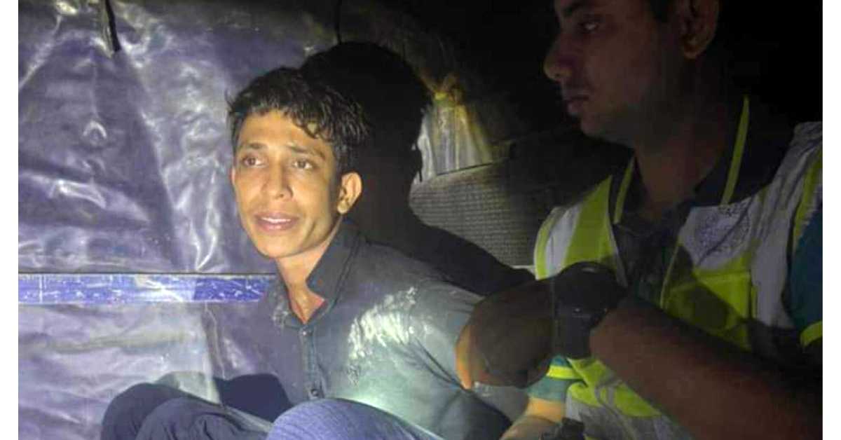 জনতার হাতে ধরা পড়া অপর ডাকাতকে পুলিশে সোর্পদ। ছবি- সংগৃহীত জনতার হাতে ধরা পড়া অপর ডাকাতকে পুলিশে সোর্পদ। ছবি- সংগৃহীত