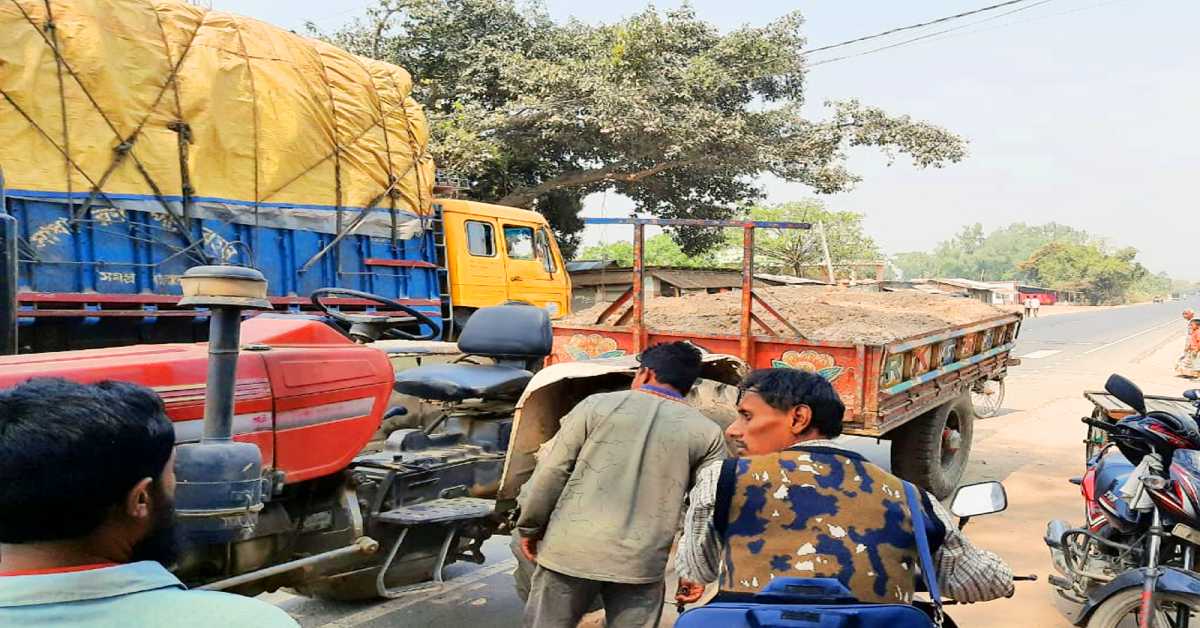 অবৈধভাবে বালু উত্তোলনের সময় আটক করা বালুভর্তি ট্রাক্টর। ছবি- আই নিউজ