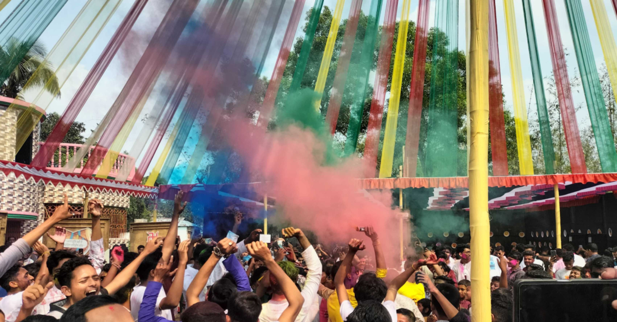 রঙ খেলছেন উৎসবে আসা তরুণ-তরুণীরা। ছবি- সাজু মারছিয়াং