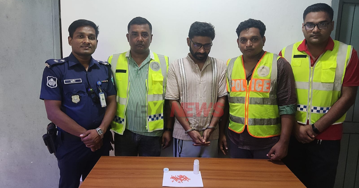 পুলিশে গ্রেফতার মাদক ব্যবসায়ী সমীর বণিক। ছবি- আই নিউজ পুলিশে গ্রেফতার মাদক ব্যবসায়ী সমীর বণিক। ছবি- আই নিউজ