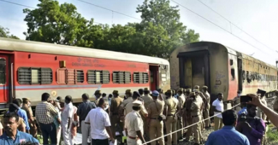 10 k i l l e d, 20 injured as fire breaks out on train in India