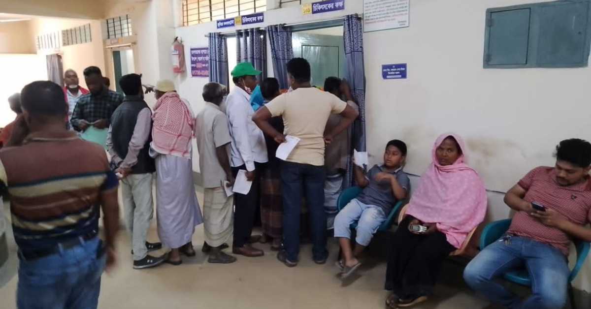 হাসপাতালে মানুষের ভিড়। হাসপাতালে মানুষের ভিড়।