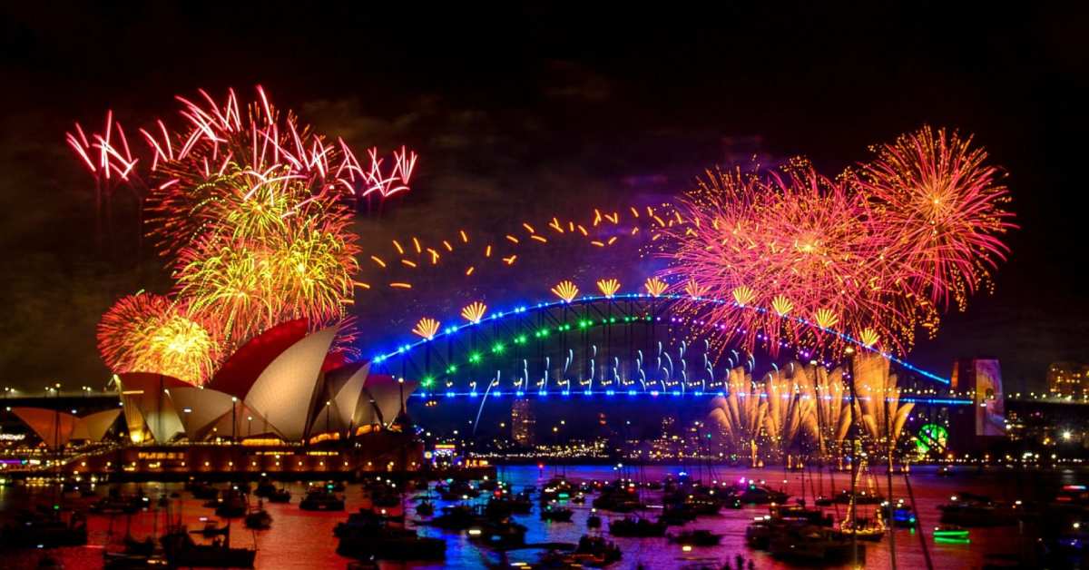 অস্ট্রেলিয়ার সিডনির অপেরা হাউস ও হারবার ব্রিজে ২০২৪ সাল বরণ উৎসবে আতশবাজি। ছবি- সংগৃহীত