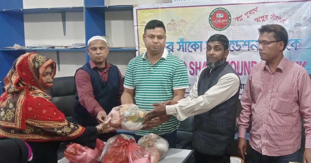 অর্ধ শতাধিক হতদরিদ্র লোকের মধ্যে ইফতার সামগ্রী বিতরণ করা হয়। ছবি- আই নিউজ