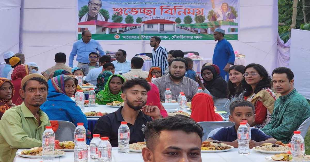 আশ্রয়ণ প্রকল্পের বাসিন্দাদের সঙ্গে ইফতারে জেলা প্রশাসক। ছবি- আই নিউজ