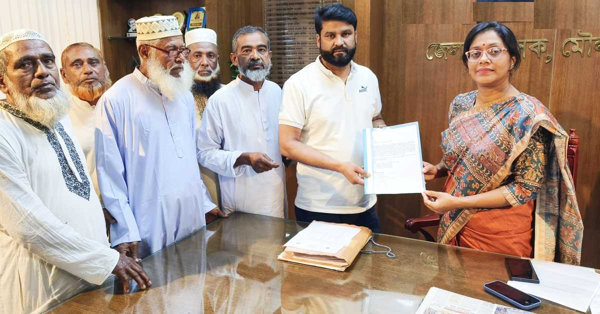 জেলা প্রশাসক ড. উর্মি বিনতে সালামের কাছে স্মারকলিপি প্রদান।